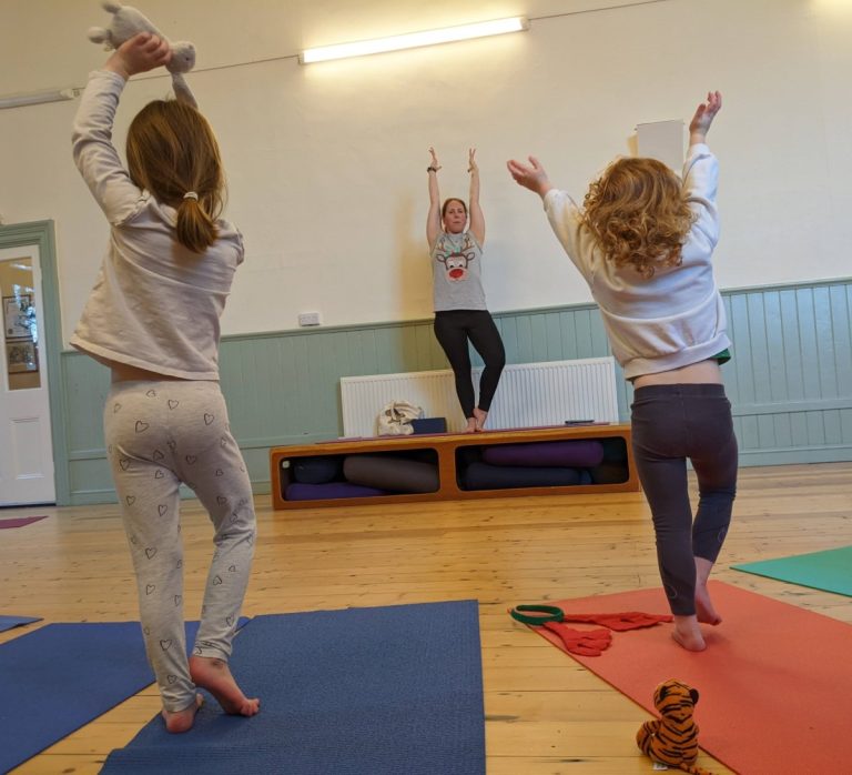 Family yoga 2 768x698